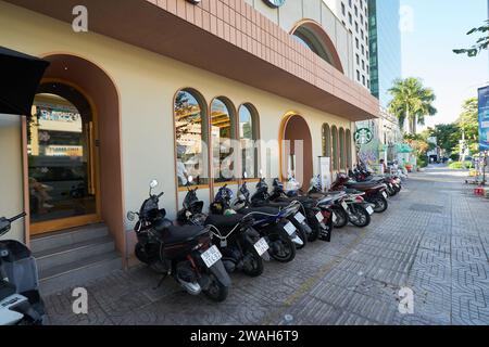 HO-CHI-MINH-STADT, VIETNAM - 26. MÄRZ 2023: Motorroller parken bei Starbucks Coffee in Ho-Chi-Minh-STADT. Stockfoto