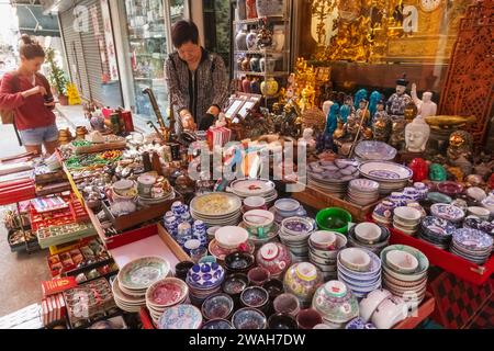China, Hongkong, Hong Kong Island, Soho, Hollywood Road, Cat Street, Upper Lascar Row Antique Street Market, Ausstellung farbenfroher Waren Stockfoto