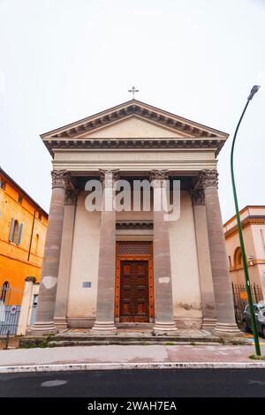 Siena, Italien - 7. April 2022: Außenansicht und Eingang der Chiesa Evangelica Valdese, Evangelische Kirche Valdese auf der Viale Curtatone in Siena, T. Stockfoto