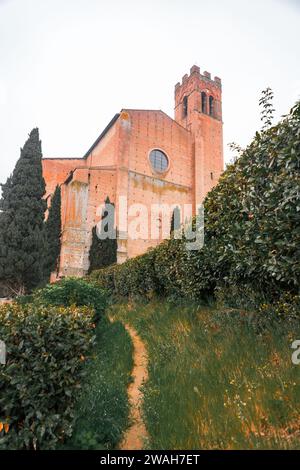 Siena, Italien - 7. April 2022: San Francesco ist eine Basilika im gotischen Stil, die 1228-1255 errichtet und später im 14. Bis 15. Jahrhundert in Sien erweitert wurde Stockfoto