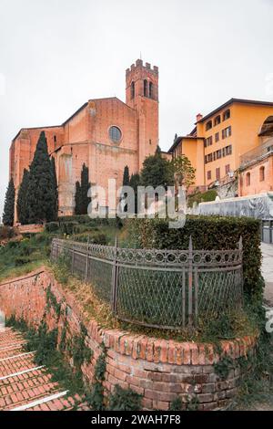 Siena, Italien - 7. April 2022: San Francesco ist eine Basilika im gotischen Stil, die 1228-1255 errichtet und später im 14. Bis 15. Jahrhundert in Sien erweitert wurde Stockfoto