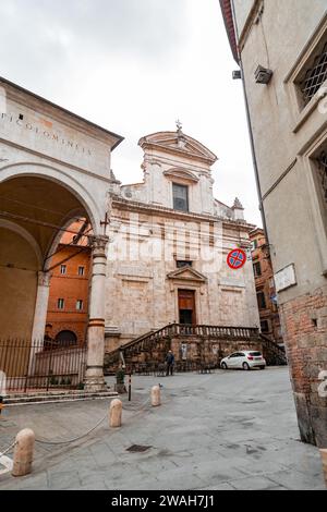 Siena, Italien - 7. April 2022: Außenansicht der Kirche San Martino neben La Loggia in Siena, Toskana, Italien. Stockfoto