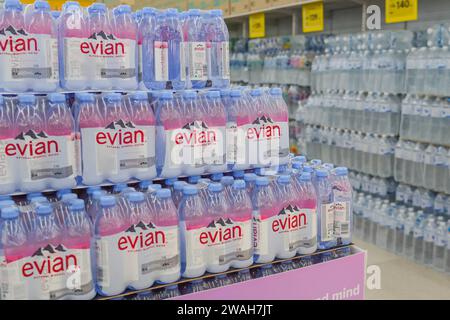 Evian Water ist natürliches Mineralwasser, das aus Regen und Schnee in den französischen Alpen in Polyethylen gewonnen wird. Verkauft in Regalen in Kaufhäusern. Thailändisch Stockfoto