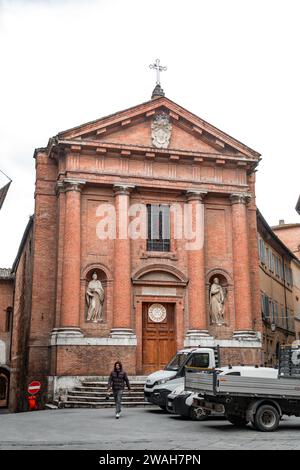 Siena, Italien - 7. April 2022: San Cristoforo ist eine römisch-katholische Kirche auf der Piazza Tolomei im nördlichen Terzo di Camollia in Siena, Region von Stockfoto