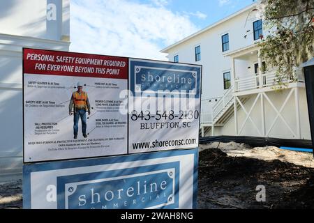 Poster für Sicherheitsausrüstung und Kleidung auf Baustellen, das die obligatorischen OSHA-Standards für den Schutz der Arbeitnehmer erfüllt oder übertrifft; Bluffton, South Carolina. Stockfoto