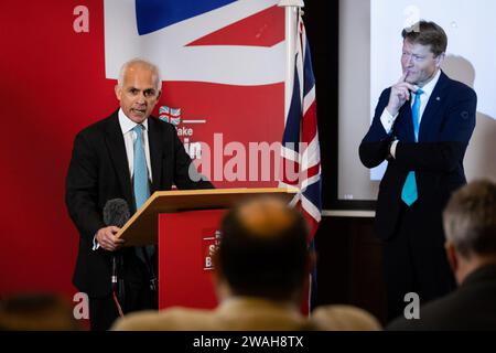 London, Großbritannien. Januar 2024. Ben Habib (L), stellvertretender Leiter der Reform UK, spricht während einer Pressekonferenz in London. Die Reform hat ihren Stellenwert in den Meinungsumfragen auf 10 % erhöht, was die Sitze der Konservativen und Parlamentsabgeordneten im ganzen Land vor eine ernsthafte Herausforderung stellt. (Foto: Tejas Sandhu/SOPA Images/SIPA USA) Credit: SIPA USA/Alamy Live News Stockfoto