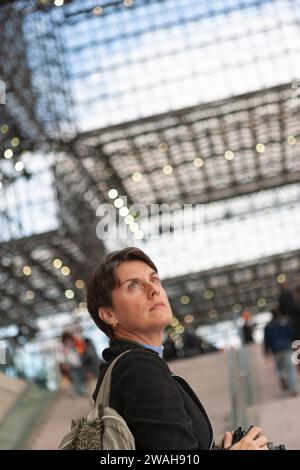 Frau im Jacob Javits Convention Center, New Yotk City, USA Stockfoto