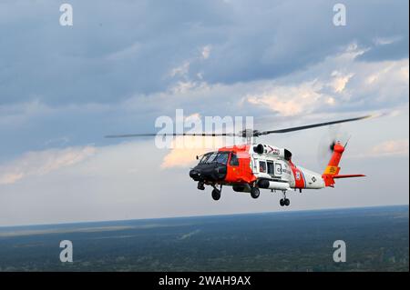 Am 23. September 2023 fliegen die Flugzeuge der US Coast Guard Air Station New Orleans MH-60 Jayhawk über Louisiana nach Baton Rouge, Louisiana. Die Flugbesatzung wurde an diesem Abend bei einem Footballspiel der Louisiana State University geehrt. (Foto der US-Küstenwache von Petty Officer 3. Klasse Anthony Randisi) Stockfoto