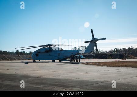 U.S. Marines mit Marine Operational Test and Evaluation Squadron 1 (VMX-1) bereiten sich darauf vor, während eines Misshap-Trainings am Wilmington International Airport in Wrightsboro, North Carolina, am 14. Dezember 2023 eine kurze Unterweisung zu geben. Marines mit Marine Corps Air Station New River und VMX-1 integriert mit zivilen Ersthelfern aus New Hanover County, um ein militärisches Flugzeugmissgeschick-Training durchzuführen, um die Fähigkeiten im Notfall zwischen zivilen und militärischen Ersthelfern zu verbessern. (Foto des U.S. Marine Corps von CPL. Jorge Borjas) Stockfoto