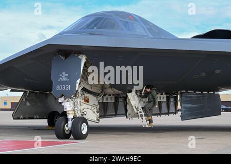 Captain Janel Campbell, 13th Bomb Squadron B-2 Pilot, Spirit 823, landet von einem B-2 Spirit Tarnbomber auf der Whiteman Air Force Base, Mo., 15. Dezember 2023. Nach Abschluss des Trainings nehmen B-2-Piloten ihren ersten Flug im Tarnbomber und erhalten ihre Spirit-Nummer. (Foto der U.S. Air Force von Airman 1st Class Matthew S. Domingos) Stockfoto