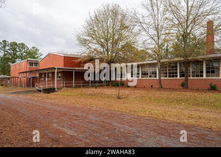 Geschlossenes und verlassenes Grundschulgebäude, das im ländlichen Alabama USA verfallen und heruntergekommen ist. Stockfoto