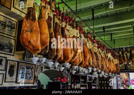 Café Bar Las Teresas, Sevilla, Andalusien, Spanien. Einer meiner Lieblingsorte in der Stadt. Eine Reihe jamón ibérico de Belotta hängt über der Bar. Lecker! Stockfoto