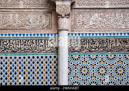 Farbenfrohe maurische Mudéjar-Fliesen im Innenhof von Al-Attarine Madrasa, einer religiösen Schule, die im 14. Jahrhundert in Fes, Marokko, erbaut wurde. Stockfoto