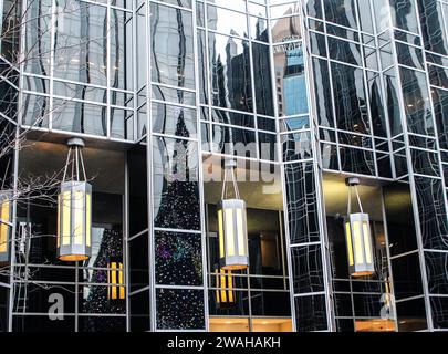 Reflexionen und geometrische Linien entlang der Gebäudefenster des PPG Industries Building in Pittsburgh, PA Stockfoto