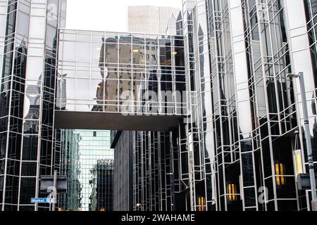 Reflexionen und geometrische Linien entlang der Gebäudefenster des PPG Industries Building in Pittsburgh, PA Stockfoto