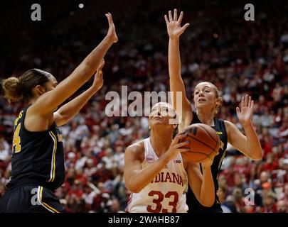 Bloomington, USA. Januar 2024. BLOOMINGTON, INDIANA – 4. JANUAR: Sydney Parrish (33), die Indiana Hoosiers-Garde, geht am 4. Januar 2023 in der Simon Skjodt Assembly Hall in Bloomington, Indiana, gegen Michigan. (Quelle: Jeremy Hogan/Alamy Live News Stockfoto