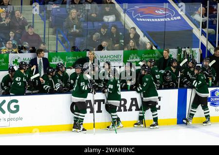 Tsongas Center. Januar 2024. Massachusetts, USA; die Spieler aus Boston kehren während eines PWHL-Spiels zwischen Boston und Minnesota im Tsongas Center auf die Bank zurück. (c) Burt Granofsky/CSM/Alamy Live News Stockfoto