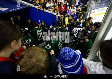 Tsongas Center. Januar 2024. Massachusetts, USA; Spieler aus Boston verlassen das Eis nach einem PWHL-Spiel zwischen Boston und Minnesota im Tsongas Center. (c) Burt Granofsky/CSM/Alamy Live News Stockfoto