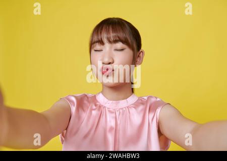 Erstaunliche Dame, die Selfies für Beauty-Blog macht, schickt Luftküsse an Follower Stockfoto