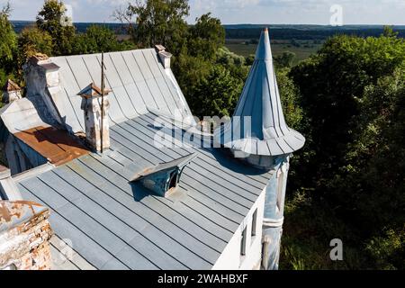 Blick vom Dach eines alten Herrenhauses mit Zeltdach auf dem Turm. Vorobyowo Estate, Russland Stockfoto