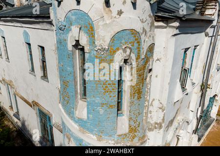 Ein Turm mit Fenstern an der Ecke des Haupthauses des Vorobyowo-Anwesens. Jugendstilarchitektur des frühen 20. Jahrhunderts. Region Kaluga, Russi Stockfoto