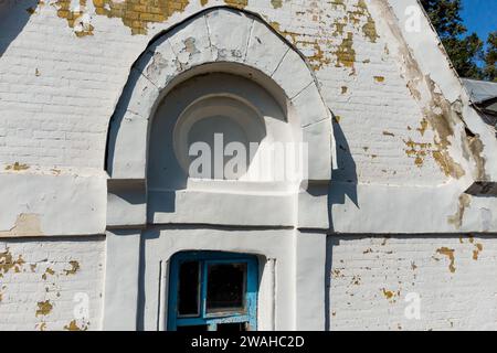 Fenster eines alten Herrenhauses, das Anfang des 20. Jahrhunderts im Jugendstil erbaut wurde Stockfoto