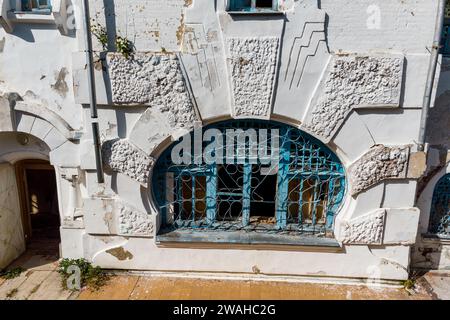 Fenster eines alten Herrenhauses, das Anfang des 20. Jahrhunderts im Jugendstil erbaut wurde Stockfoto