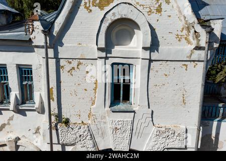 Fenster eines alten Herrenhauses, das Anfang des 20. Jahrhunderts im Jugendstil erbaut wurde Stockfoto