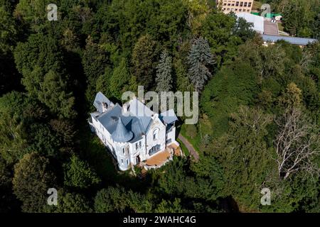 Blick von oben auf ein altes Herrenhaus mitten im Wald. Vorobyowo Anwesen zu Beginn des 20. Jahrhunderts. Region Kaluga, Russland Stockfoto