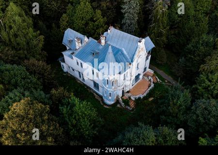 Blick von oben auf ein altes Herrenhaus mitten im Wald. Vorobyowo Anwesen zu Beginn des 20. Jahrhunderts. Region Kaluga, Russland Stockfoto