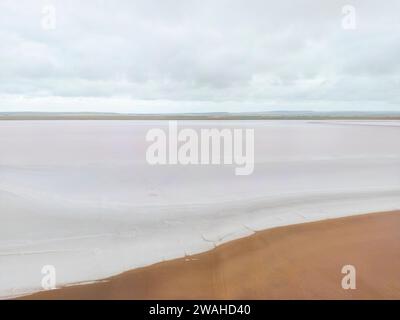 Aus der Vogelperspektive auf den Lake Bumbunga (Lochiels Pink Lake) im Clare Valley in South Australia Stockfoto