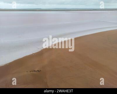 Aus der Vogelperspektive auf den Lake Bumbunga (Lochiels Pink Lake) im Clare Valley in South Australia Stockfoto