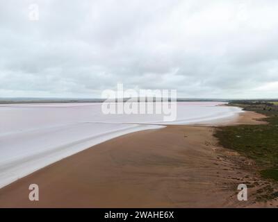 Aus der Vogelperspektive auf den Lake Bumbunga (Lochiels Pink Lake) im Clare Valley in South Australia Stockfoto