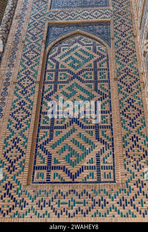 Architektonische Details der Bibi-Chanym-Moschee in Samarkand, Usbekistan. Hintergrundbild mit Mosaik Stockfoto