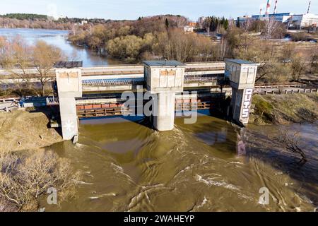 Luftaufnahme des alten Damms während der Frühlingsflut auf dem Fluss Protva: Obninsk, Russland - März 2023 Stockfoto