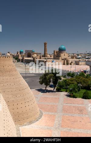 27. JUNI 2023, BUCHARA, USBEKISTAN: Der Blick auf die Altstadt von Buchara von den Mauern der Arche aus Stockfoto