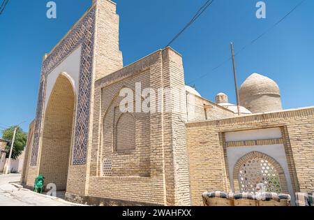 28. JUNI 2023, BUCHARA, USBEKISTAN: Altes Minarett in der Altstadt von Buchara, Usbekistan Stockfoto