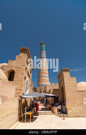 26. JUNI 2023, CHIWA, USBEKISTAN: Blick auf den Islam Choja Minaret in Chiwa, Usbekistan. Blauer Himmel mit Kopierraum für Text Stockfoto