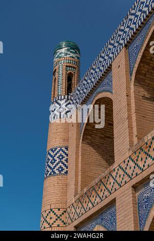 26. JUNI 2023, CHIWA, USBEKISTAN: Die Kutlimurodinok Madrasah neben dem Islam Hoja Minaret in der Festung Ichon-Qala, der Altstadt von Chiwa (XIVa), UZB Stockfoto