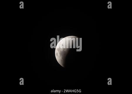 Mondfinsternis halb der Mond bedeckt Stockfoto