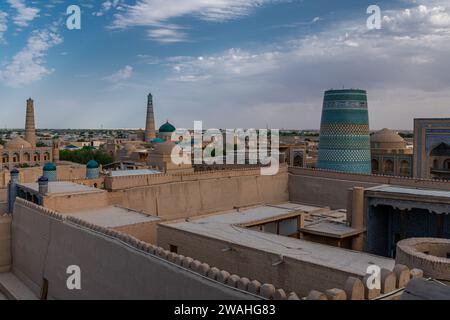 Westtor, Vatertor, ichon qala, Chiwa, Usbekistan. Sonnenuntergangsfoto von der Stadtmauer Stockfoto