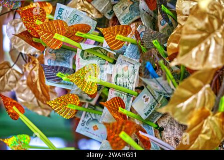 Bangkok, Thailand - 22. April 2023: Thailändische Banknote auf Spendenbaum buddhistischer Art. Stockfoto