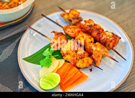 Thailändisches Essen, gegrilltes Huhn mit roter Sauce aus Gewürzen und Kräutern, traditionelles Menü aus dem lokalen Süden Thailands. Das gegrillte Hühnchen mit roter Sauce Stockfoto