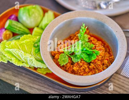 Thai Food, Nam Prig Ong - das traditionelle süße und würzige Essen aus dem Norden Thailands, das Essen wird aus Schweinehackfleisch, Tomaten und vielen Kräutern zubereitet, Stockfoto