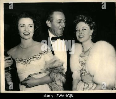 17. April 1953 - 17-4-53 Premiere von Walt DisneyÃ¢â‚¬â„¢Peter Pan Ã¢â‚¬â œ Walt Disney und Ã¢â‚¬Å„Peter PansÃ¢â‚¬Â. Keystone Photo zeigt: Walt Disney, gesehen mit Margaret Lockwood (links), und Glynis Johns, die zuvor Ã¢â‚¬Å”Peter PanÃ¢â‚¬Â auf der Londoner Bühne gespielt haben, fotografierte bei tonightÃ¢â‚¬â„¢Premiere von DisneyÃ¢â‚¬â„¢Ã¢â‚¬Å”Peter PanÃ¢â‚¬Â im Leicester Square Theatre. (Credit Image: © Keystone Pictures USA/ZUMAPRESS.com) NUR REDAKTIONELLE VERWENDUNG! Nicht für kommerzielle ZWECKE! Stockfoto