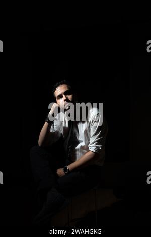 Der Mann fühlt sich deprimiert und einsam Stockfoto