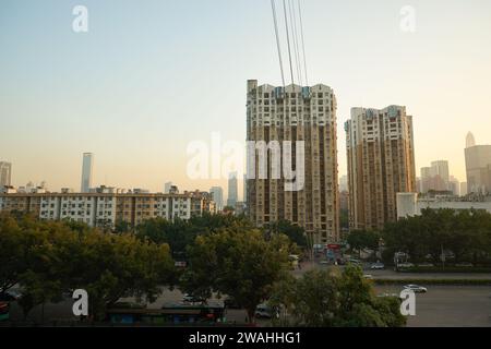 SHENZHEN, CHINA - 22. NOVEMBER 2019: Shenzhen von UpperHills aus gesehen. Stockfoto