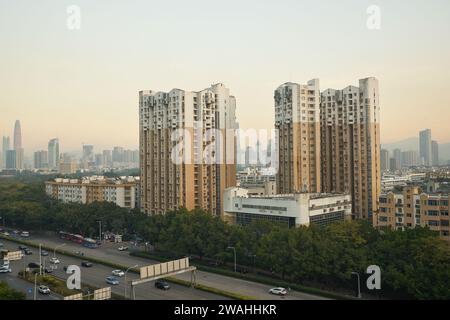 SHENZHEN, CHINA - 22. NOVEMBER 2019: Shenzhen von UpperHills aus gesehen. Stockfoto