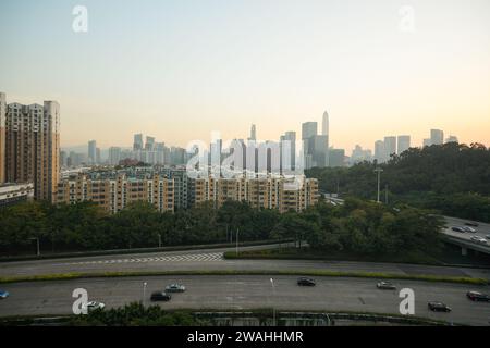 SHENZHEN, CHINA - 22. NOVEMBER 2019: Shenzhen von UpperHills aus gesehen. Stockfoto