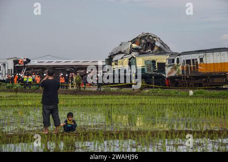 Bandung Regency, West Java, Indonesien. Januar 2024. Die Bewohner sahen, wie der Lokalzug Bandung Raya mit dem Turangga-Zug in Cicalengka, Bandung Regency, kollidierte. Derzeit ermitteln die Offiziere noch immer die Unfallursache und befinden sich noch im Evakuierungsprozess. (Kreditbild: © Dimas Rachmatsyah/ZUMA Press Wire) NUR REDAKTIONELLE VERWENDUNG! Nicht für kommerzielle ZWECKE! Stockfoto